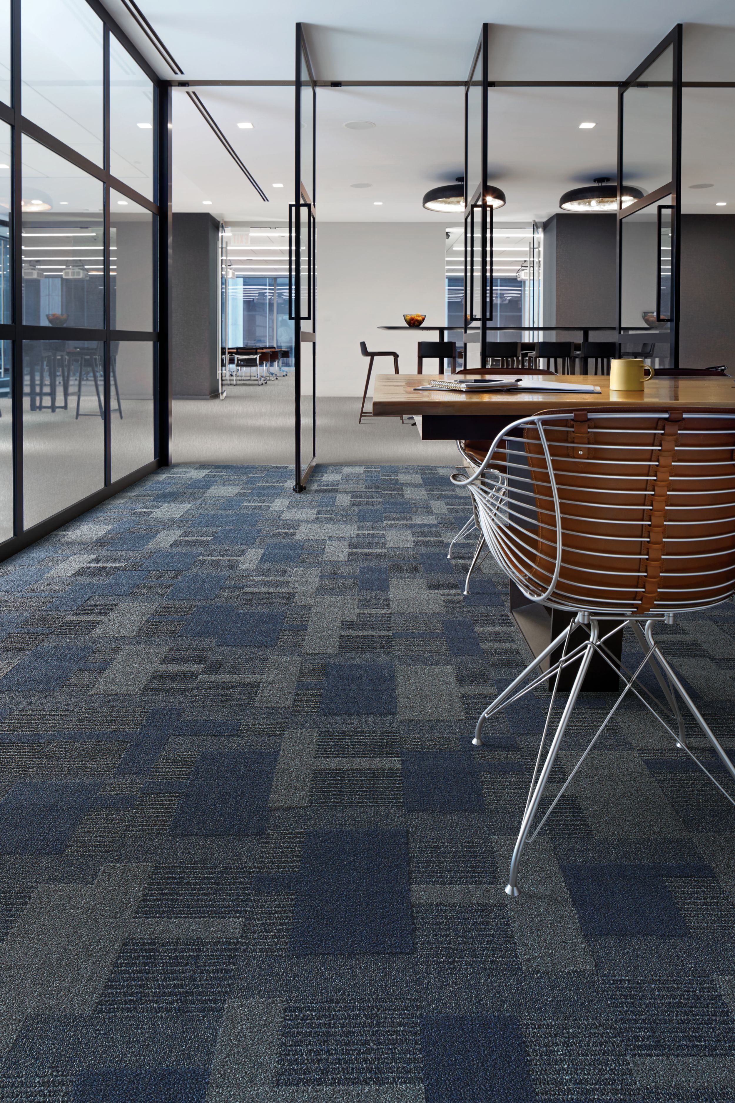 Interface Geisha Gather plank carpet tile and Brushed Lines LVT in meeting room número de imagen 1